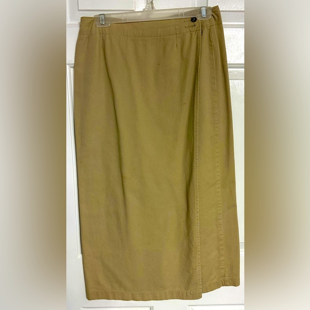 🌟2/$15 Lee Khaki midi skirt. Size 10